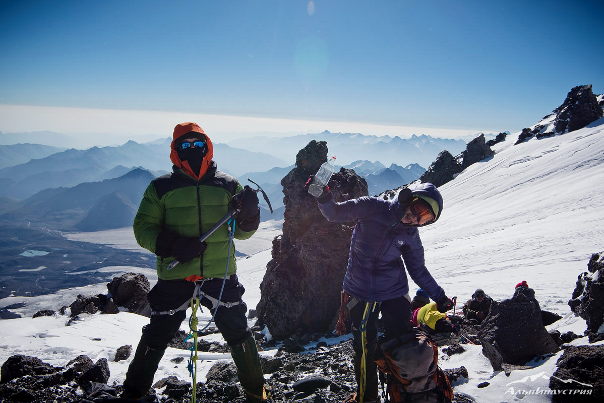 Альпинисты на подходе к вершине Эльбруса