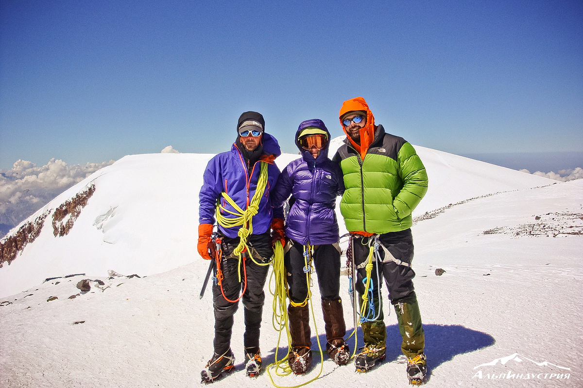 Команда АльпИндустрии на вершине Эльбруса