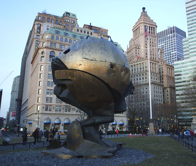 Монумент 'Сфера'. До 11 сентября монумент находился между башнями Всемирного Торгового Центра; восстановлен 