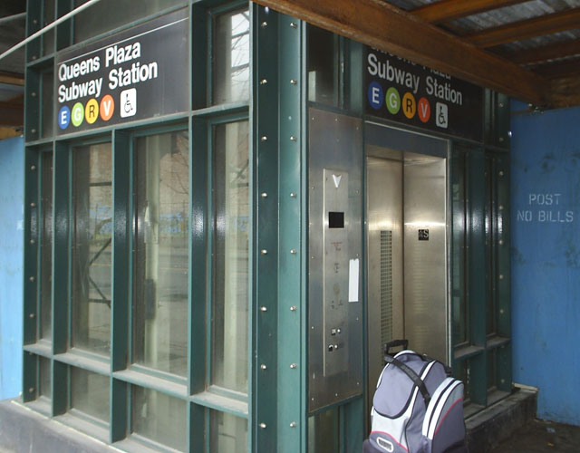 Вход на станцию метро Квинс Плаза (5 минут пешком от гостиницы Комфорт Инн) - оборудован лифтами, так что с чемоданами удобно; линии станции включают в себя линию Е, прямую до аэроэкспресса в а/п Дж.Ф.Кеннеди 