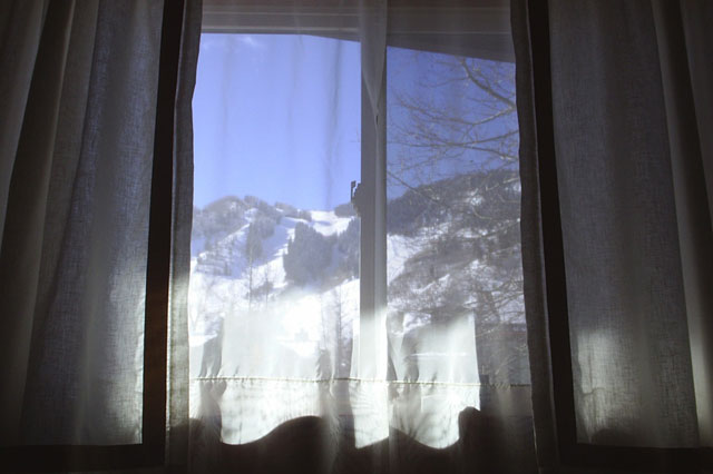 Вид (отличный!) из одного из окон спальни в Шале Лисл, на гору Аспен Маунтин, - на подъемник 1А и кубковую трассу 