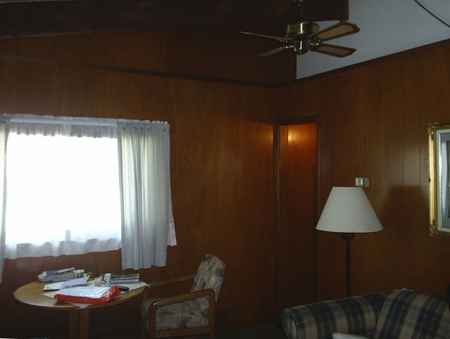 Гостиная апартаментов в Шале Лисл; справа немного виден раскладной в двуспальный диван