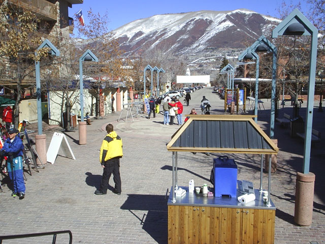 Аспен, Гондола Плаза и Хантер Стрит; на переднем плане - киоск приветственного бесплатного кофе-чая и пр.; кассы по продаже ски-пассов слева